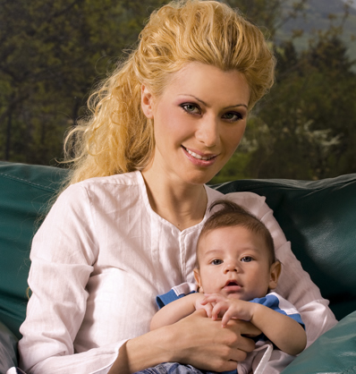 Елена Ангелова направи първа фотосесия с малкия си син