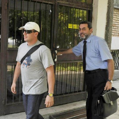 Михаил Цонков излиза от сградата на Военна прокуратура, придружен от адвоката си Росен Кожухаров