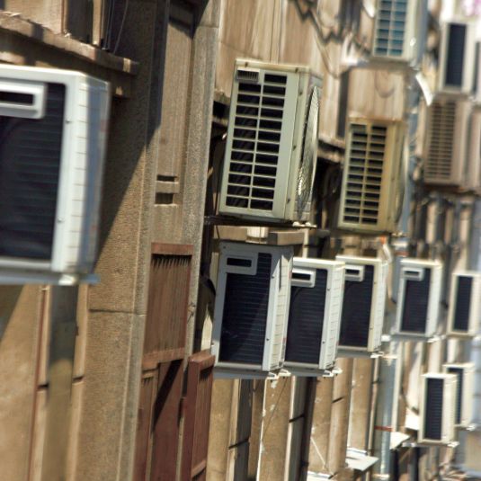 Свалят климатиците от фасадите на сградите в София