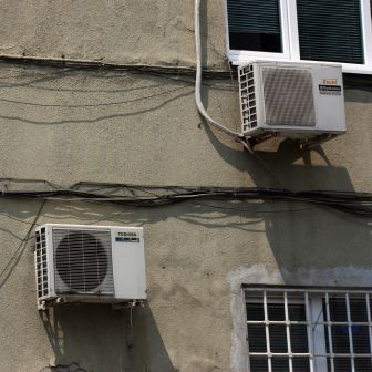 Токовите удари били след завишена консумация на ток от климатиците