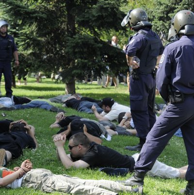 Полицията арестува противници на гейпарада до хотел  Хилтън  в столицата