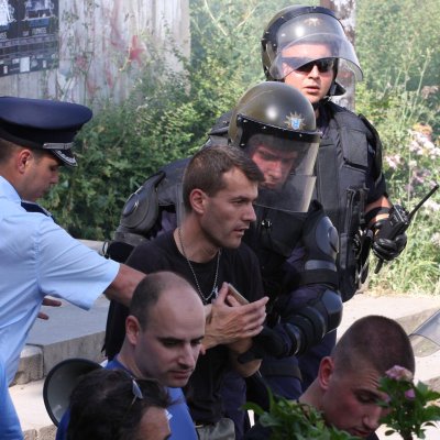 Полицаи арестуваха лидера на БНС Боян Расате малко след началото на гейпарада в София