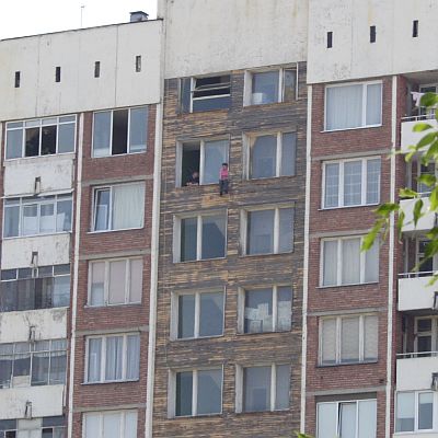 7 ч. млада жена се канеше да скача от 12-ия етаж