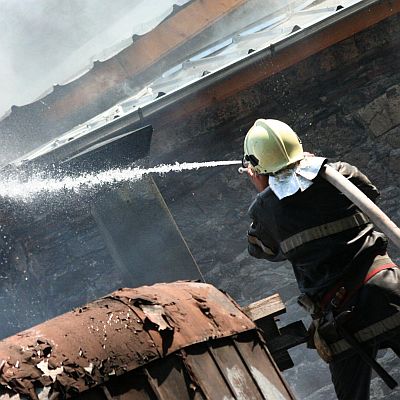 Британец подпали 2 коли и рибарник в наше село и се обеси