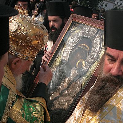 На 8 септември православната църква прославя Божията майка като пазителка на християнското семейство и покровителка на родилката