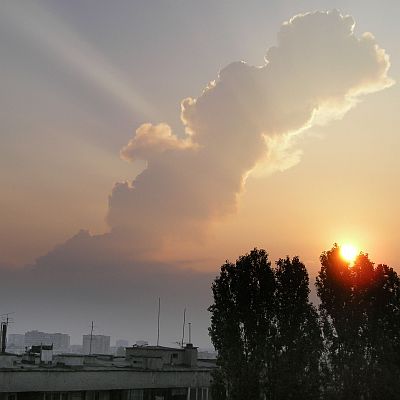 Огромен облак дим се издига след първите взривове в София