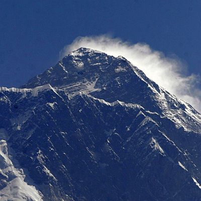 Предишният рекорд за най-млад покорител на Еверест беше на 16-годишeн непалец