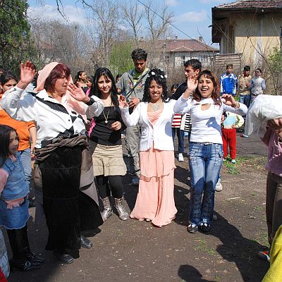 Предлагат депозит за ромски сватби