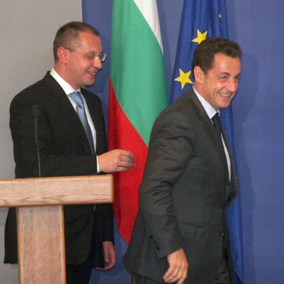 През 2007 г. тогавашният премиер Сергей Станишев се срещна с Никола Саркози, за да договарят сделката