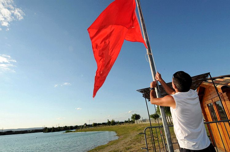 Замърсена е водата в три реки