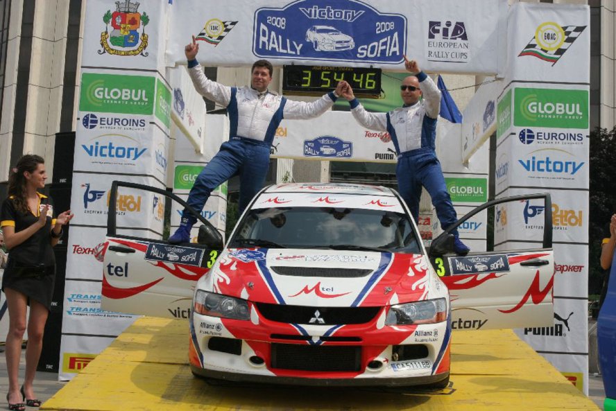 Професионални пилоти в състезание с радио колички