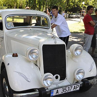 Кола от музея на ”Форд Мото Пфое” идва в Русе