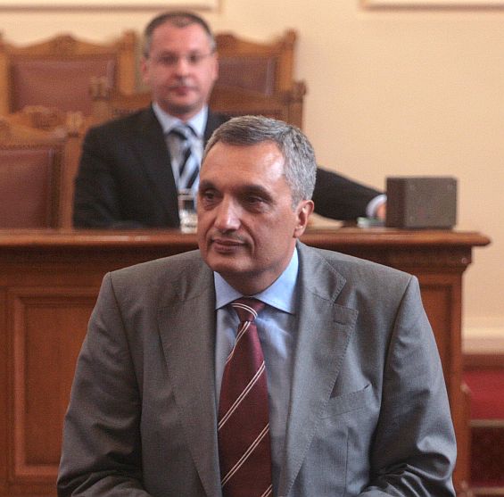 Костов: Сега Станишев може да съсипе Доган