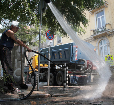 От днес мият улиците в центъра на София през деня