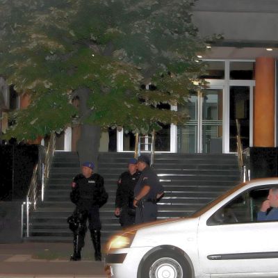 Полицаи пазят сградата на съда, където Караджич бе разпитан