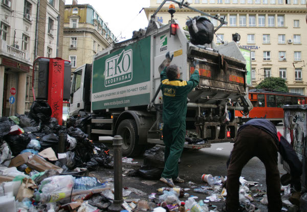 Затъналият в боклуци център на столицата вече се чисти