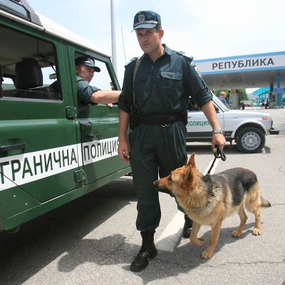 Крадец простреля граничен полицай