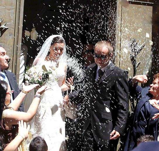 Лучия Риина и Винченцо Беломо излизат от църквата в техния сватбен ден