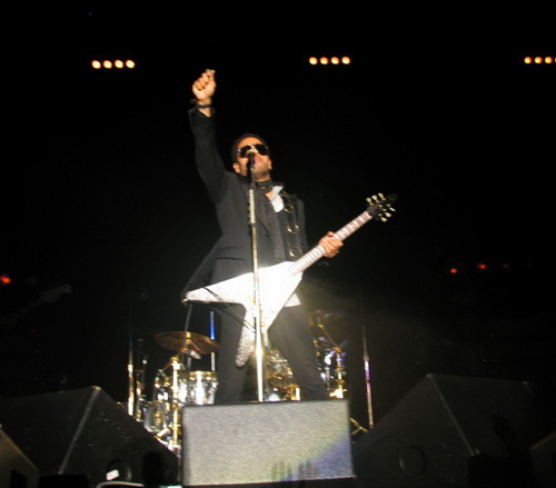 Лени Кравиц отложи концерта си в София