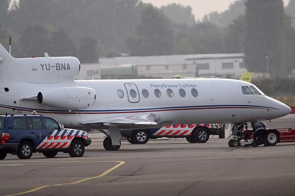 Самолетът, с който бе доведен Радован Караджич, каца на летището в Ротердам
