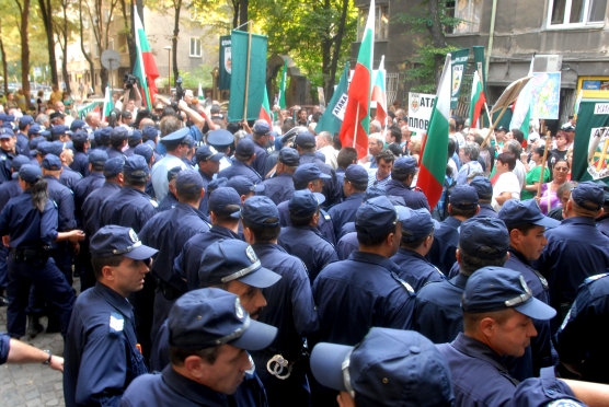 Симпатизанти на  Атака  блокираха улицата около Пето РПУ в столицата