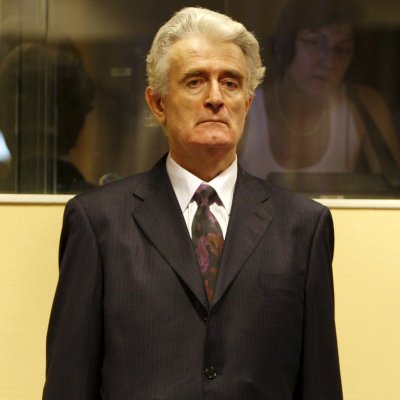 Караджич носеше тъмен костюм и вратовръзка