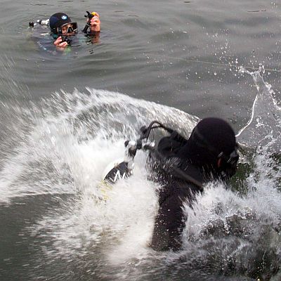 Екип водолази от София са се включили в издирването
