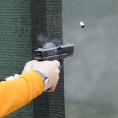 Младежът заплашил с пистолет продавачката посред бял ден