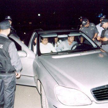 Полицаите редовно проверяват паркираните автомобили пред нощните клубове в столицата