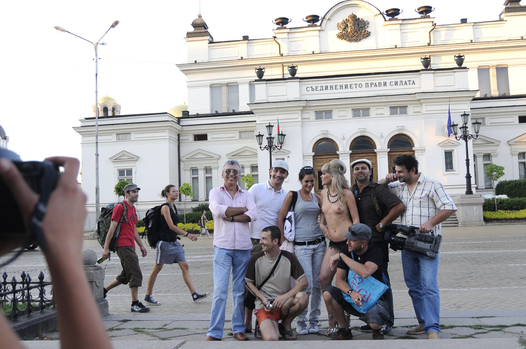 Албена Вулева във фотосесия за ”Playboy” пред парламента
