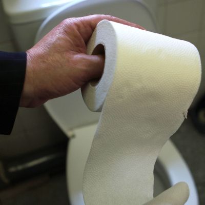 Мамят ни с дължината на тоалетната хартия