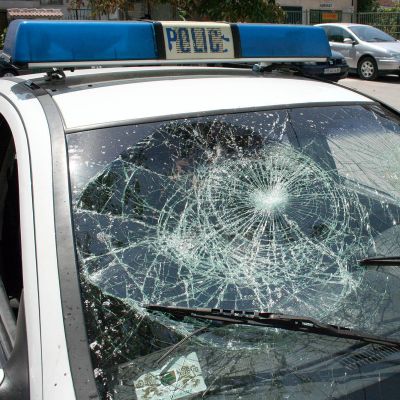 Патрулка се удари в стълб и се преобърна
