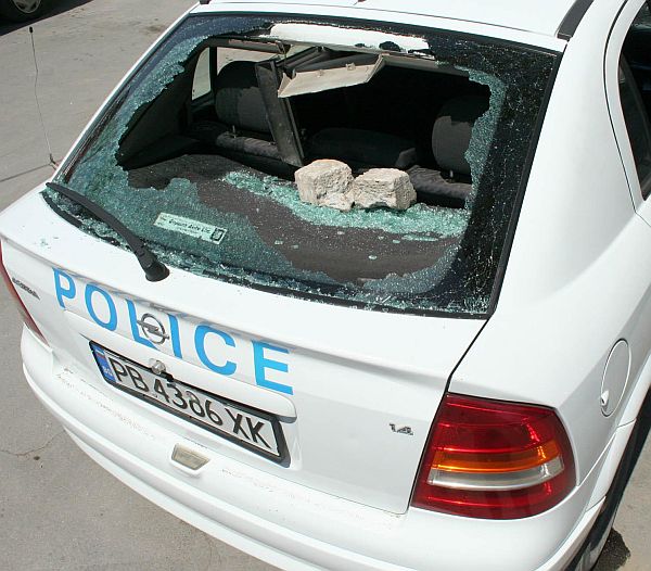 Полицаи са в болница след ромски погром