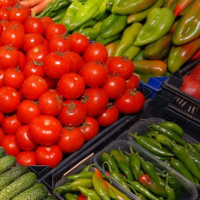 Падат цените на доматите и краставиците