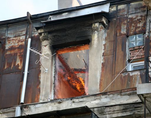Сградата е много стара и инсталацията е била слаба