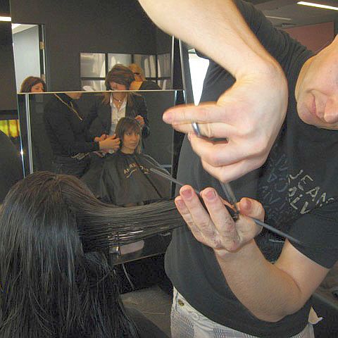 Учени откриха как се задейства поникването на косъма
