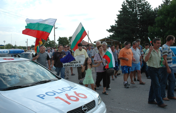 Близо 50 млекопроизводители от хасковски регион се събраха на тричасов мирен протест в село Горски извор