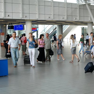 Десетки пътници обрани на летище София