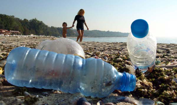 Плажовете тънат в пластмасови бутилки и други боклуци