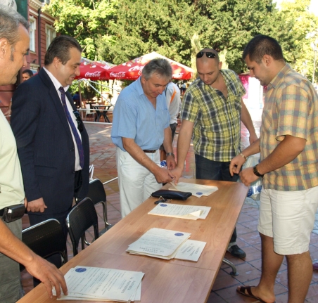 На пл. ”Независимост” във Варна събират подписи за уволнение на правителството