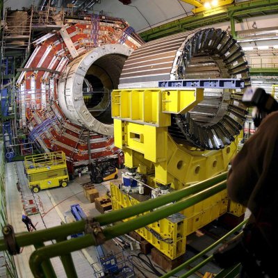 Учените от Европейската организация за ядрени изследвания (CERN) задействаха най-мощния в света ускорител на елементарни частици
