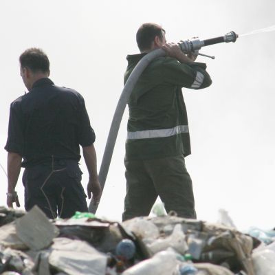 Пожарникарите вече дни наред не могат да потушат напълно огъня