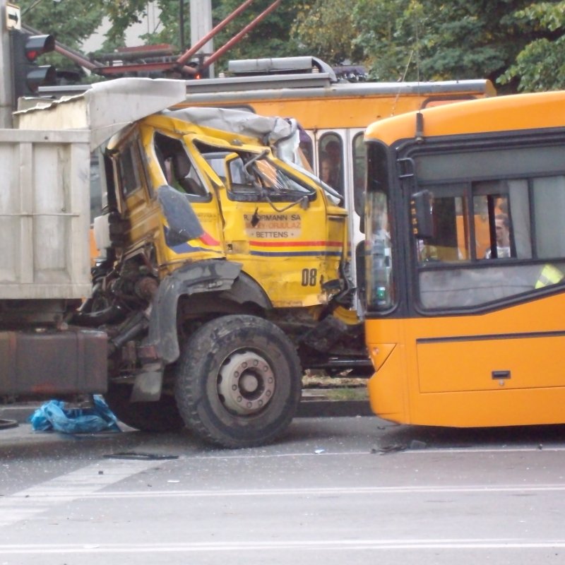 Камион се заби в градски автобус