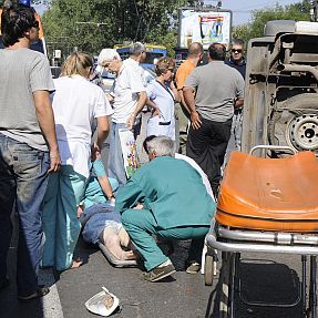 Линейка катастрофира в София, пациент загина