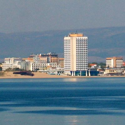 Данъчни затварят хотел в Слънчев бряг