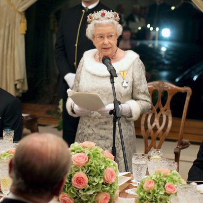 Кралицата облече тоалет в стил ”кредитна криза”