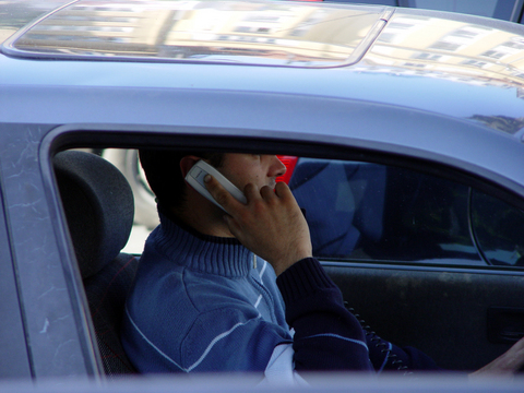 Софтуер блокира мобилните обаждания по време на шофиране