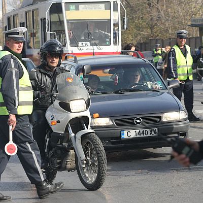 Пътните полицаи ще следят и за износени гуми, този път санкциите започват без предупреждение