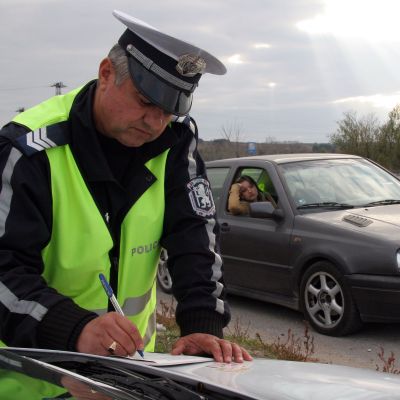 Пътните полицаи спрели шофьора-рецидивист за проверка на шуменска улица