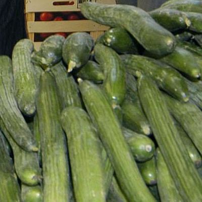 Търговците предлагат краставиците по около 5 лева за килограм